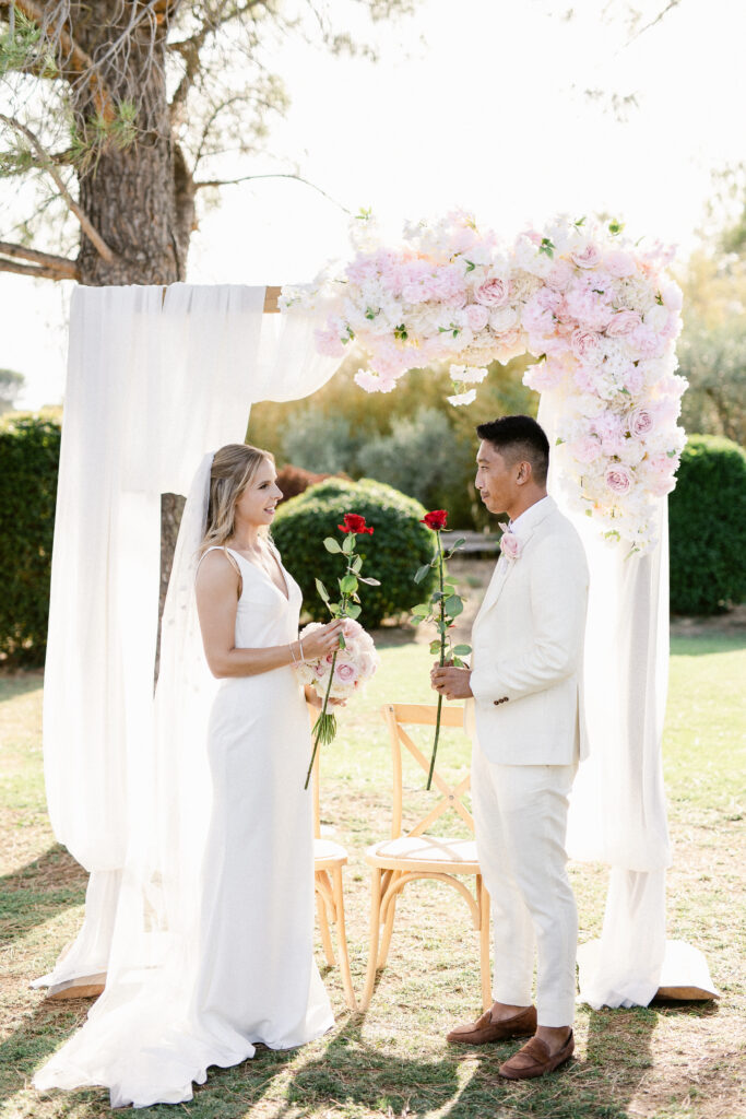 Cérémonie au Mas de la Rose. Échange des alliances au Mas de la Rose. Cérémonie célébrée par Myceremonie, officiant de cérémonie laïque en Provence.