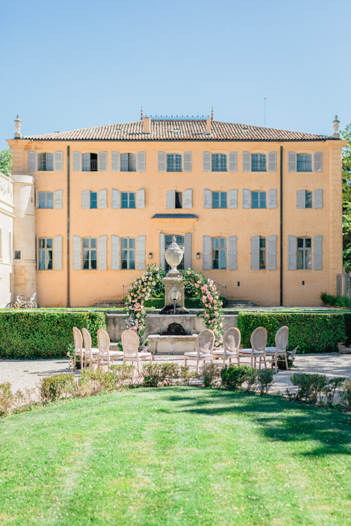 Cérémonie laïque en Provence, au château de Fonscolombe. Myceremonie, officiant de cérémonie laïque en Provence.